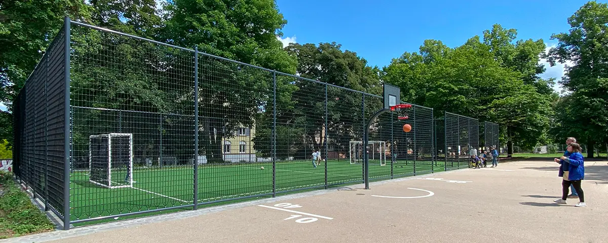 Soccer Court SILENTIQ&reg; - Schulhof Perlstieg