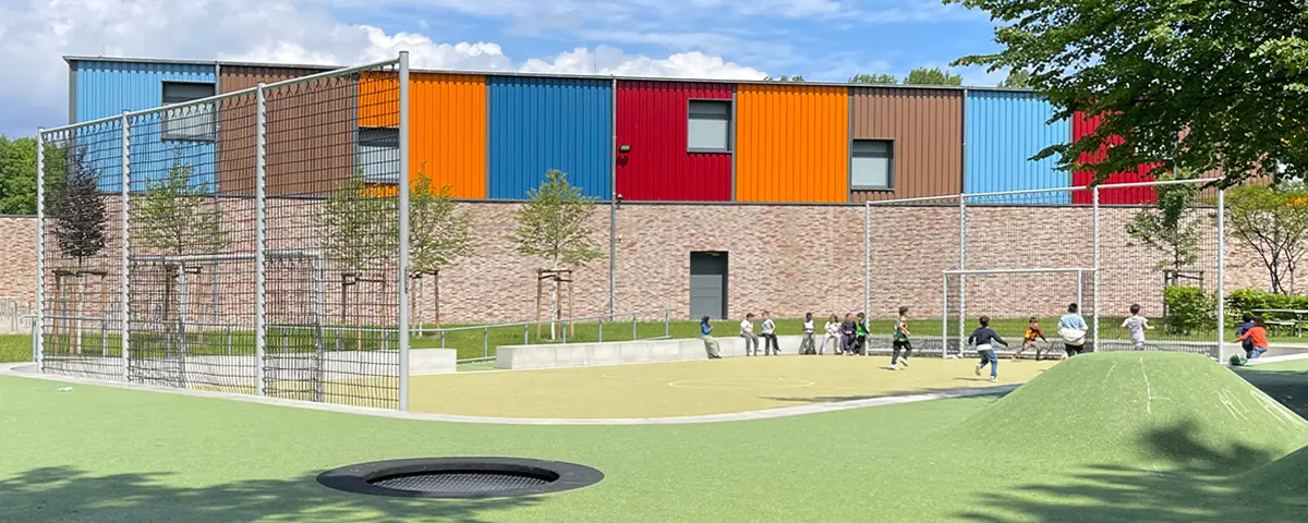 Soccer Court SILENTIQ&reg; - Schulhof Perlstieg