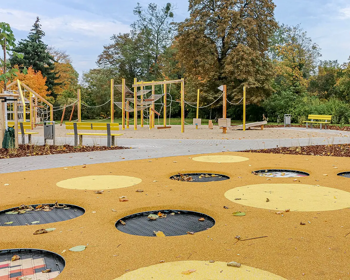 Trampoline Spielplatz Käseglocke
